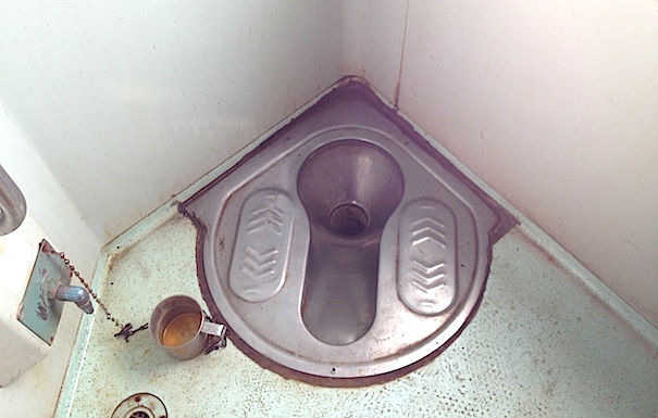 インドの鉄道の垂れ流しトイレ